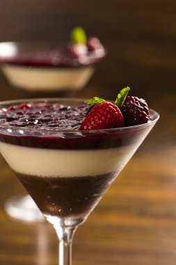 İtalyan tatlı pannacotta redfruit ve nane ile.