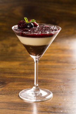 İtalyan tatlı pannacotta redfruit ve nane ile.