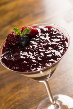 İtalyan tatlı pannacotta redfruit ve nane ile.