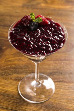 İtalyan tatlı pannacotta redfruit ve nane ile.