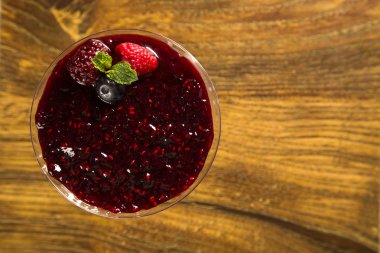 İtalyan tatlı pannacotta redfruit ve nane ile.