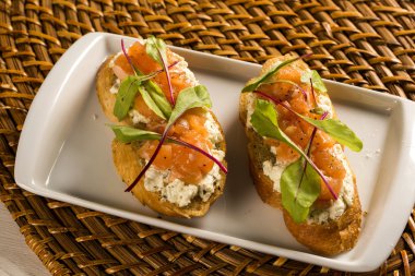 Bruschetta doğranmış mango, tere ve keçi peynirli taze ba