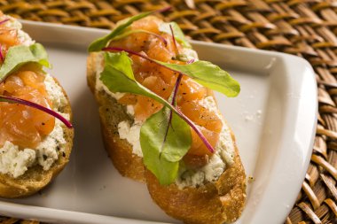 Bruschetta doğranmış mango, tere ve keçi peynirli taze ba