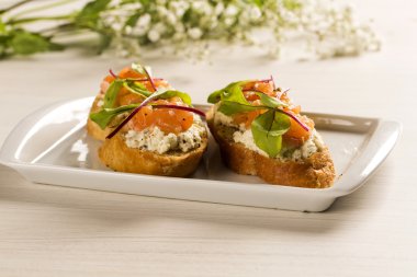 Bruschetta doğranmış mango, tere ve keçi peynirli taze ba