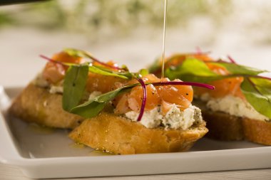 Bruschetta doğranmış mango, tere ve keçi peynirli taze ba