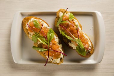 Bruschetta doğranmış mango, tere ve keçi peynirli taze ba