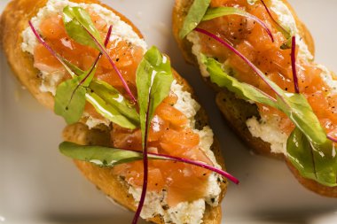 Bruschetta doğranmış mango, tere ve keçi peynirli taze ba