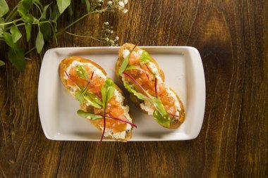 Bruschetta doğranmış mango, tere ve keçi peynirli taze ba