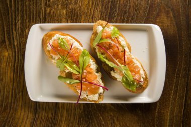 Bruschetta doğranmış mango, tere ve keçi peynirli taze ba