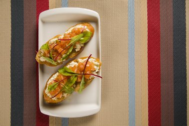 Bruschetta doğranmış mango, tere ve keçi peynirli taze ba