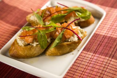 Bruschetta doğranmış mango, tere ve keçi peynirli taze ba