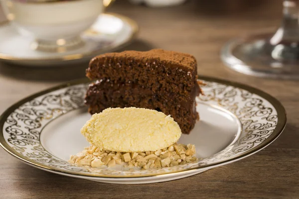 Uma fatia de bolo de chocolate rico com sorvete e café — Fotografia de Stock