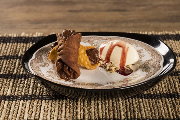 Cannoli mit Eis, Schokolade und Mandeln — Stockfoto