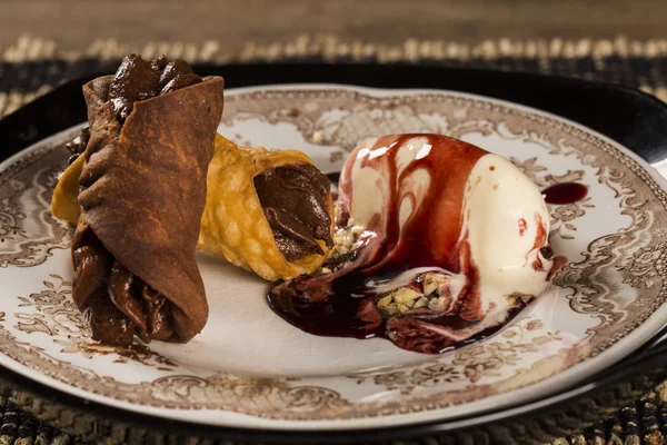 Cannoli dondurma, çikolata ve badem ile
