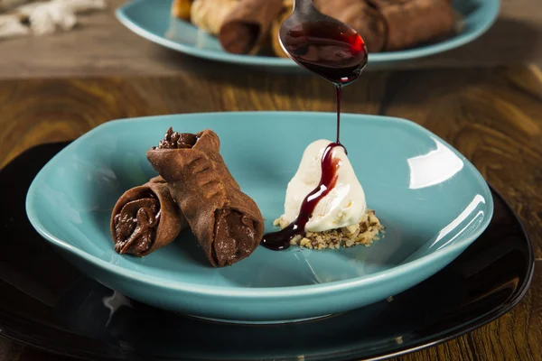 Cannoli dondurma, çikolata ve badem ile