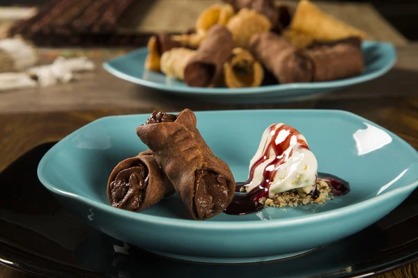 Cannoli dondurma, çikolata ve badem ile