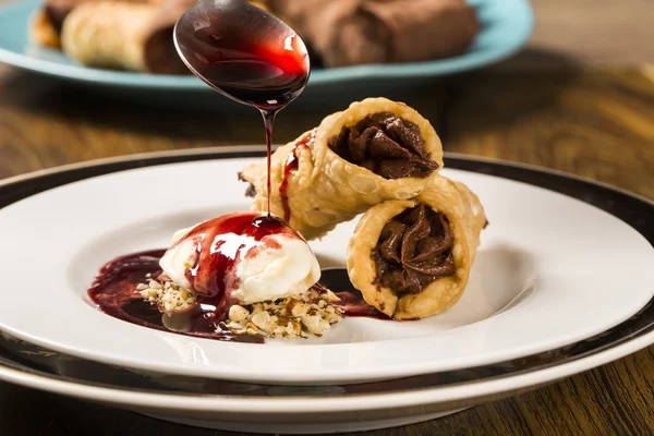 Cannoli dondurma, çikolata ve badem ile