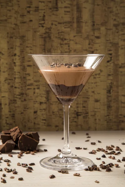 Ahşap arka plan üzerinde bir bardaklarda çikolata mousse