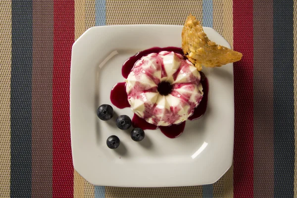 Hausgemachter Pudding mit Brombeersoße und Früchten — Stockfoto