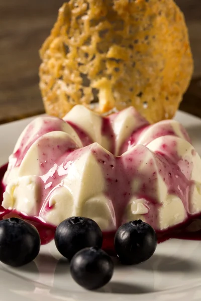 Böğürtlen sos ve meyve ile ev yapımı krema puding servis — Stok fotoğraf