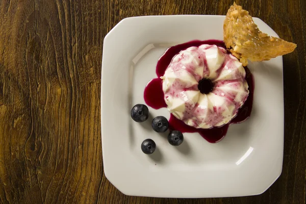 Hausgemachter Pudding mit Brombeersoße und Früchten — Stockfoto
