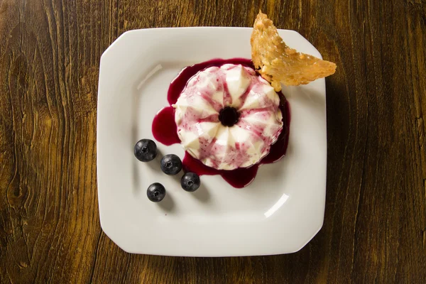 Hausgemachter Pudding mit Brombeersoße und Früchten — Stockfoto