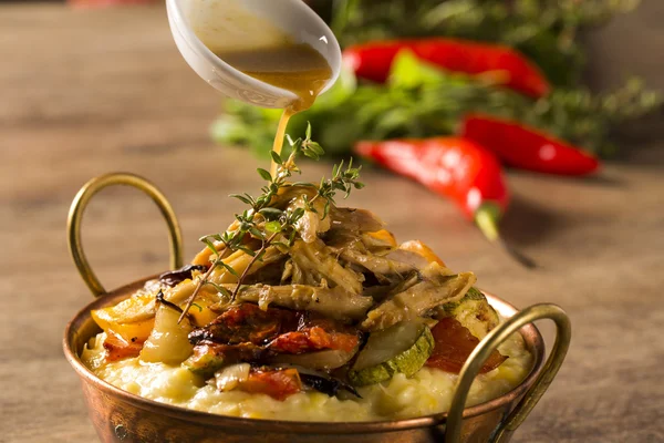 t parçalanmış tavuk sebze ve patates püresi ile servis