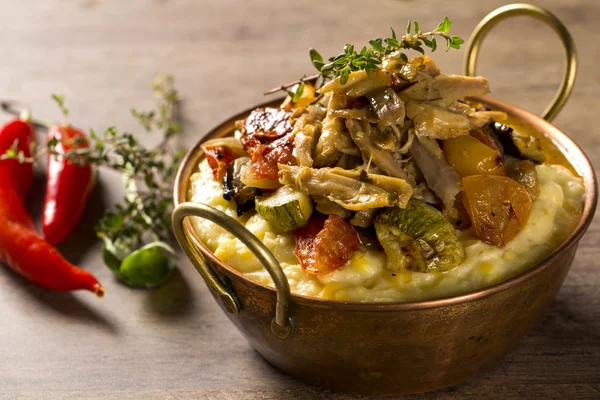 t parçalanmış tavuk sebze ve patates püresi ile servis