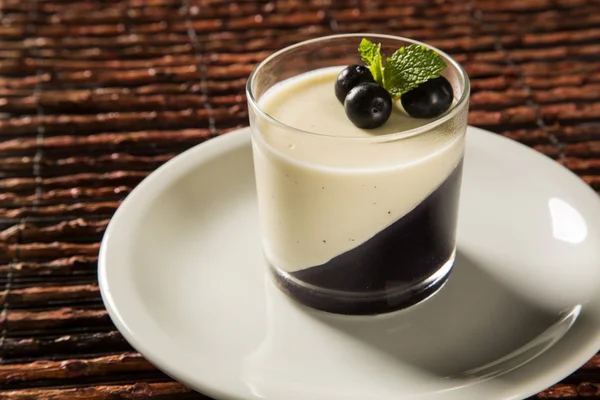 İtalyan tatlı pannacotta redfruit ve nane ile.