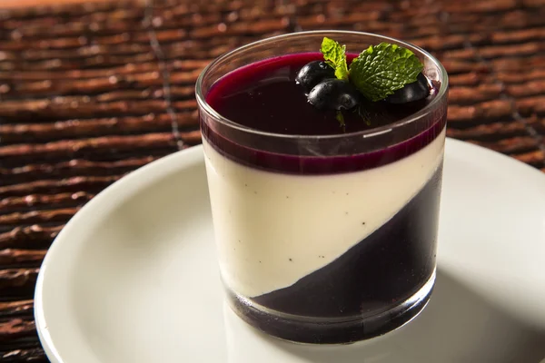 İtalyan tatlı pannacotta redfruit ve nane ile.