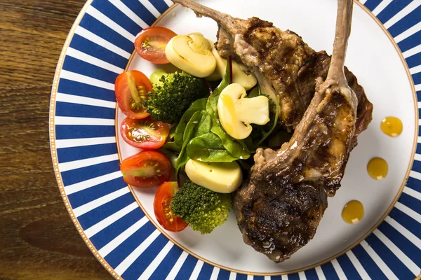 Rare fried rack of lamb with vegetables. — Stock Photo, Image