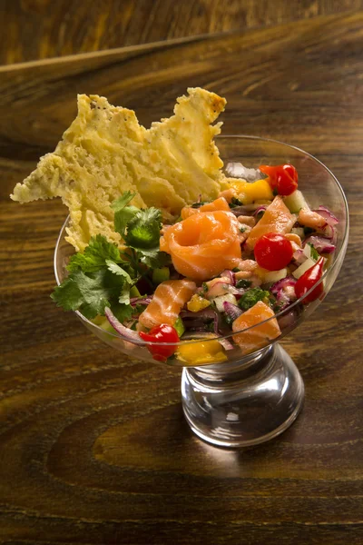 somon, soğan ve karabiber ile karışık balık Ceviche. Geleneksel pe