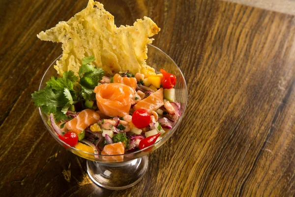 Poisson mélangé Ceviche avec saumon, oignon et poivre. Traditionnel pe — Photo