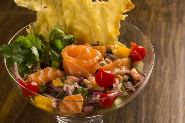 somon, soğan ve karabiber ile karışık balık Ceviche. Geleneksel pe