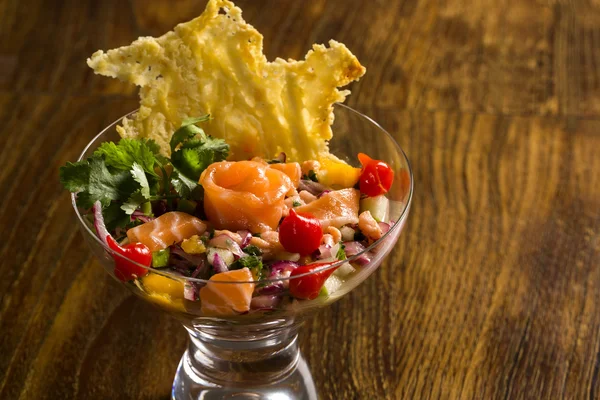 somon, soğan ve karabiber ile karışık balık Ceviche. Geleneksel pe