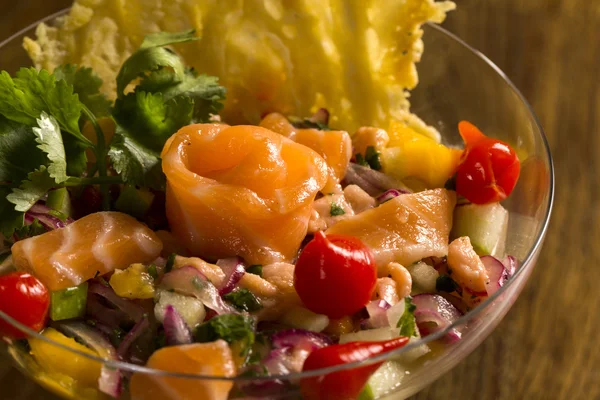 somon, soğan ve karabiber ile karışık balık Ceviche. Geleneksel pe