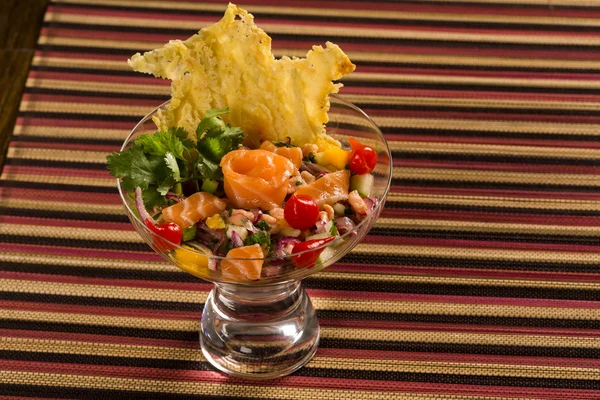 Ceviche de pescado mezclado con salmón, cebolla y pimienta. Tradicional pe —  Fotos de Stock