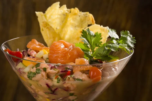 Peixe misto Ceviche com salmão, cebola e pimenta. Pe tradicional — Fotografia de Stock