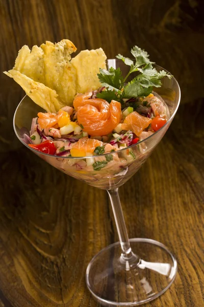 somon, soğan ve karabiber ile karışık balık Ceviche. Geleneksel pe