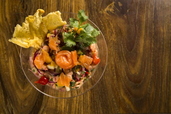 Poisson mélangé Ceviche avec saumon, oignon et poivre. Traditionnel pe — Photo