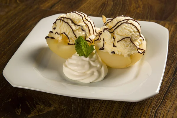 Dessert mit Eis und pochierten Birnen — Stockfoto