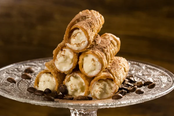 Cannoli ile listelenen amarena denilen tipik Sicilya hamur işleri 