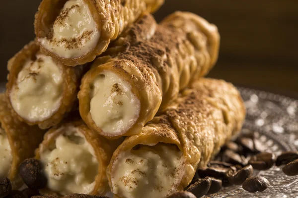 Dolci tipici siciliani chiamati CANNOLI con amarena elencati in — Foto Stock