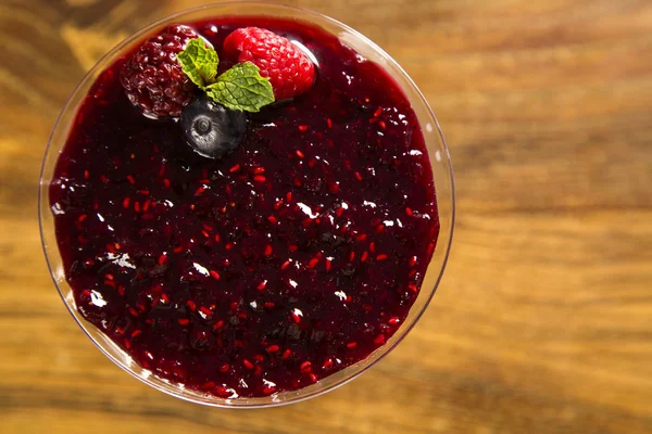 İtalyan tatlı pannacotta redfruit ve nane ile.