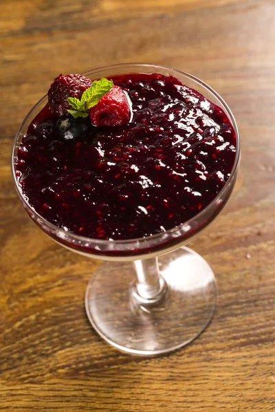 İtalyan tatlı pannacotta redfruit ve nane ile.