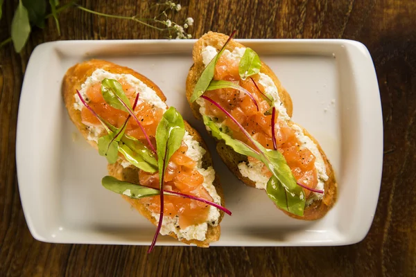 Bruschetta doğranmış mango, tere ve keçi peynirli taze ba