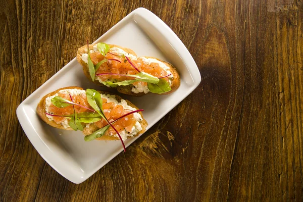 Bruschetta doğranmış mango, tere ve keçi peynirli taze ba