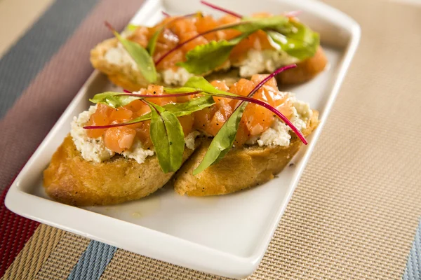 Bruschetta com manga picada, agrião e queijo de cabra em ba fresca — Fotografia de Stock