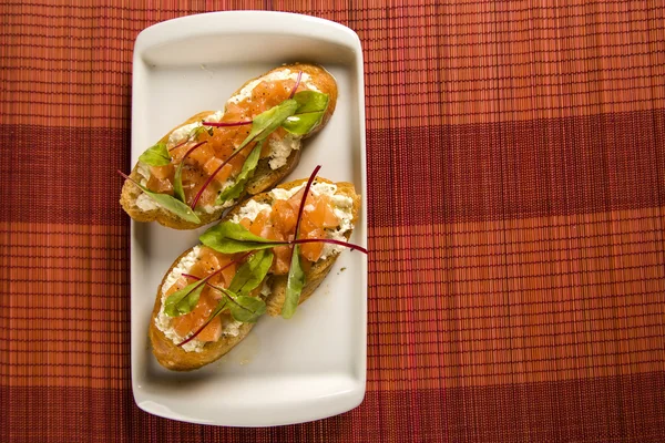 Bruschetta doğranmış mango, tere ve keçi peynirli taze ba