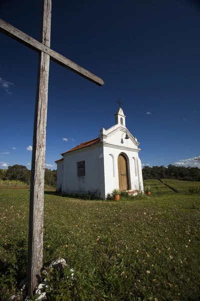 Capilla de la iglesia en medio de la naturaleza —  Fotos de Stock